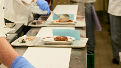 In einem Krankenhaus wird Essen zubereitet. (Foto: Annette Riedl/dpa/Archivbild)