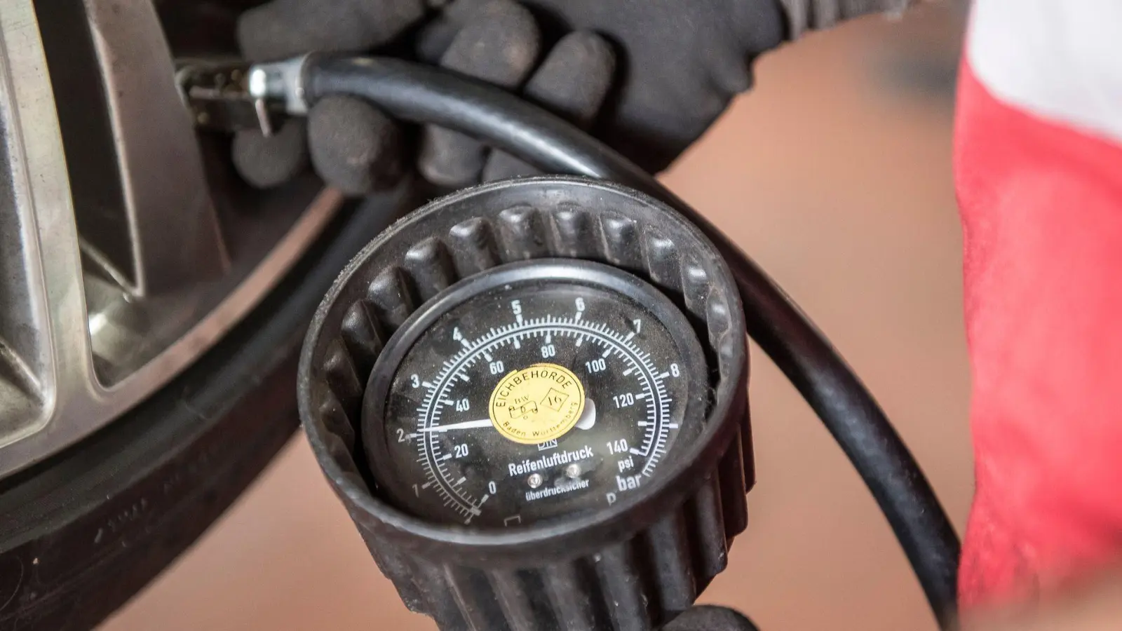 Die Werte für den richtigen Reifendruck gibt der Autohersteller in der Bedienungsanleitung vor. (Foto: Robert Günther/dpa-tmn)