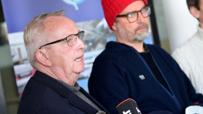 Mecklenburg-Vorpommerns Umweltminister Till Backhaus (SPD, l) will gegen die Anfeindungen im Zweifel vorgehen. (Archivbild) (Foto: Daniel Bockwoldt/dpa)