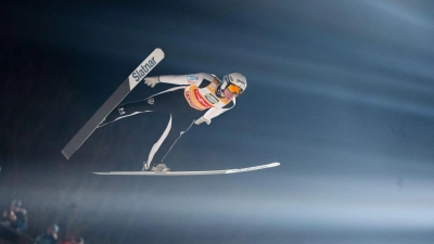 Domen Prevc ist der Sieg bei der Vierschanzentournee kaum noch zu nehmen. (Foto: Georg Hochmuth/APA/dpa)