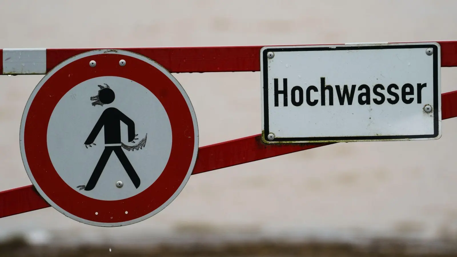 Nach den vielen Regenfällen der vergangenen Tage stieg auch im Landkreis Neustadt/Aisch-Bad Windsheim das Hochwasser-Risiko. An der Scheine ist der Pegel inzwischen aber wieder gefallen.  (Symbolbild: Andreas Arnold/dpa)