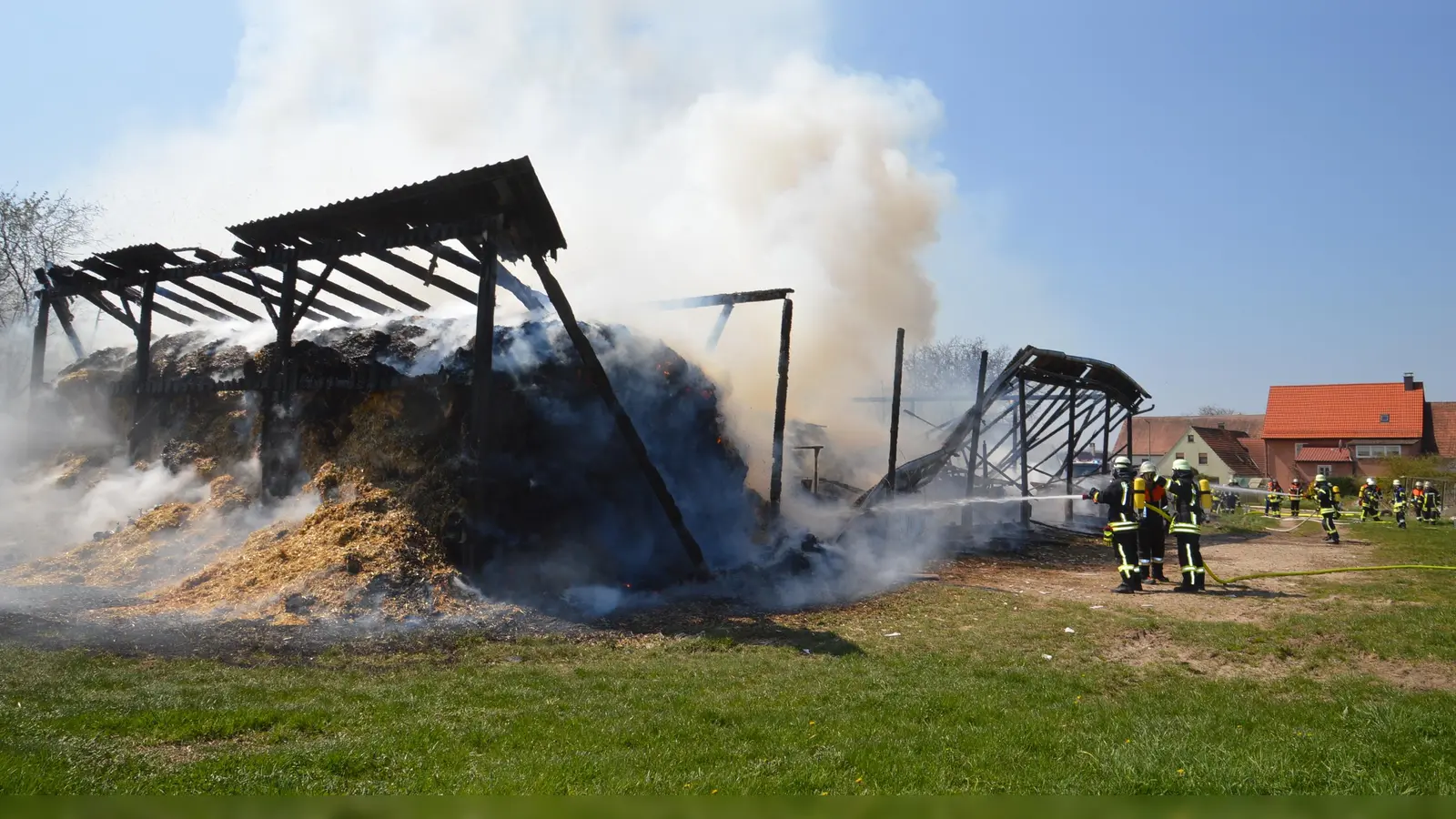 Etwa 70 Einsatzkräfte der umliegenden Feuerwehren waren vor Ort, um den Scheunenbrand in Beyerberg zu löschen. (Foto: Peter Tippl)