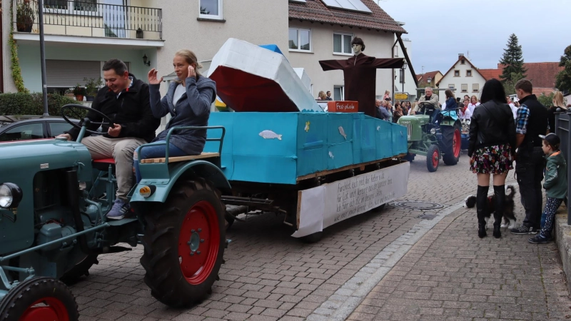 Der traditionelle Kerwaumzug zieht am Sonntag ab 13.30 Uhr durch Vestenbergsgreuth.  (Foto: Rainer Fritsch)