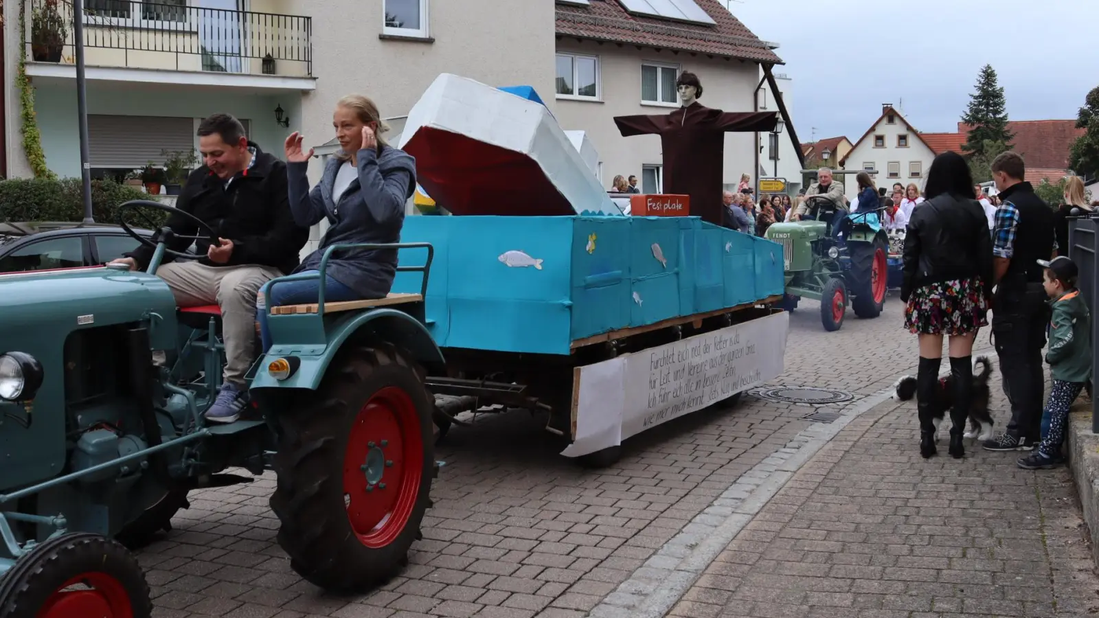 Der traditionelle Kerwaumzug zieht am Sonntag ab 13.30 Uhr durch Vestenbergsgreuth.  (Foto: Rainer Fritsch)