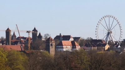 Die optische Auswirkung des Riesenrads auf die Stadtansicht ist enorm. Seinen eigentlichen Zweck kann es aber nicht erfüllen. Ob sich das noch einmal ändert, ist unklar. (Foto: Jürgen Binder)