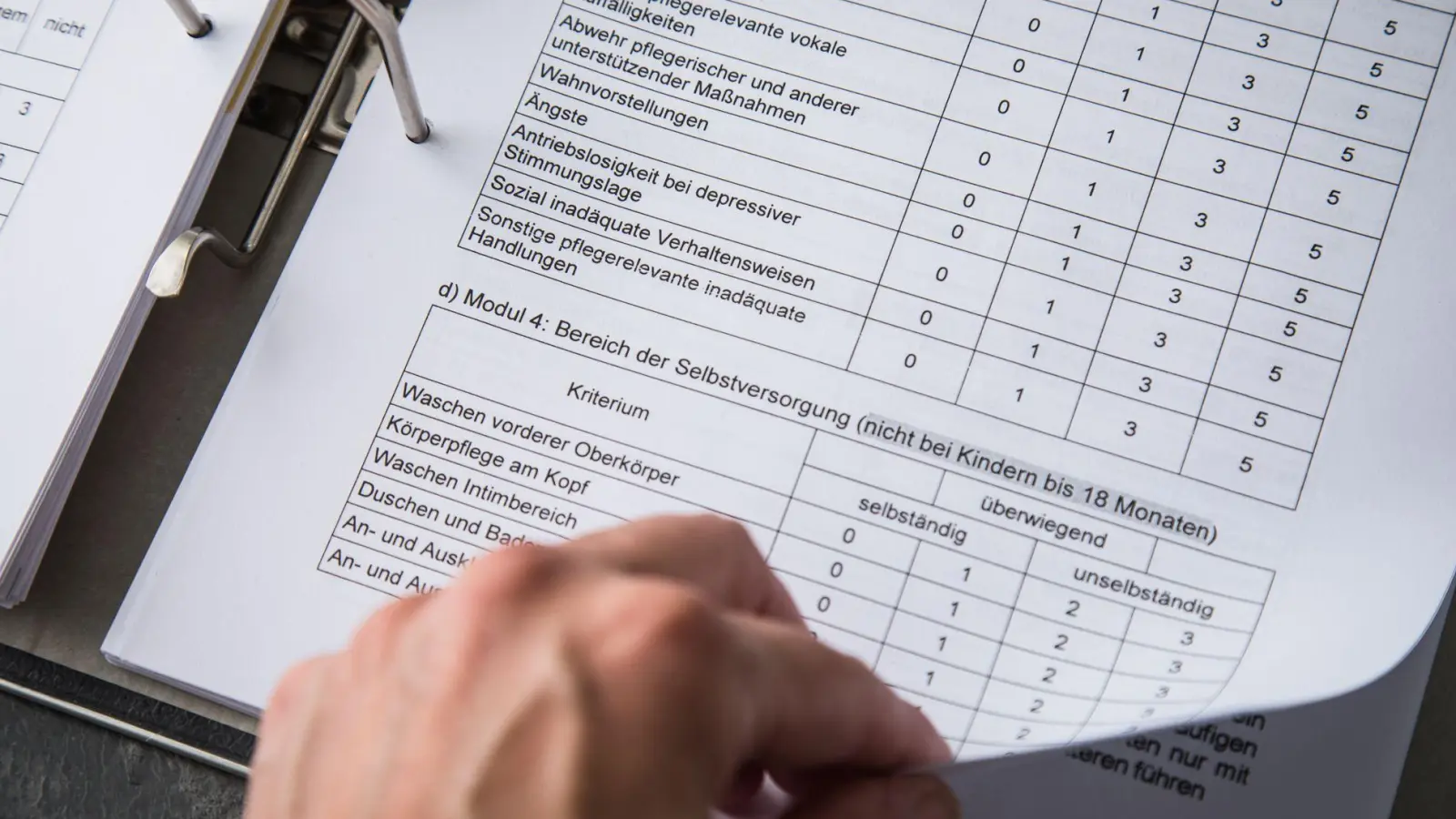 Die Pflegebegutachtung erfasst, wie stark Fähigkeiten und Selbstständigkeit eingeschränkt sind. (Foto: Christin Klose/dpa-tmn)