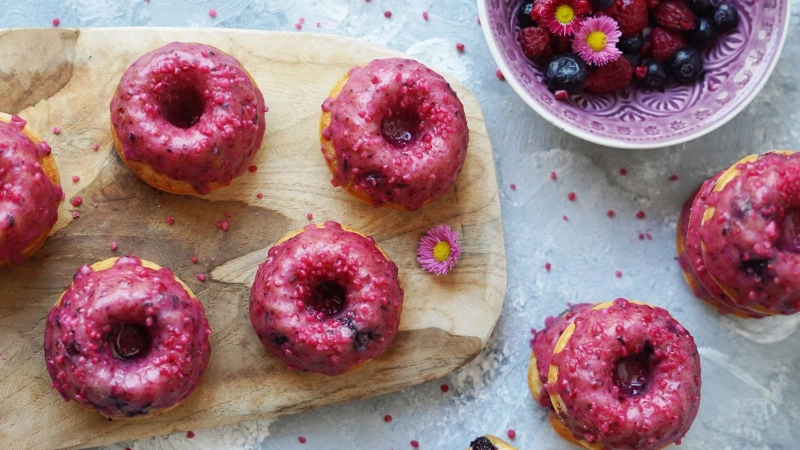 Mini-Guglhupfe mit Beerenguss passen wunderbar in die Beerensaison. Was man aber niemandem verraten muss: Sie sind mit TK-Beeren gemacht - das bekommt Textur und Farbe noch besser. (Foto: Mareike Pucka/biskuitwerkstatt.de/dpa-tmn)