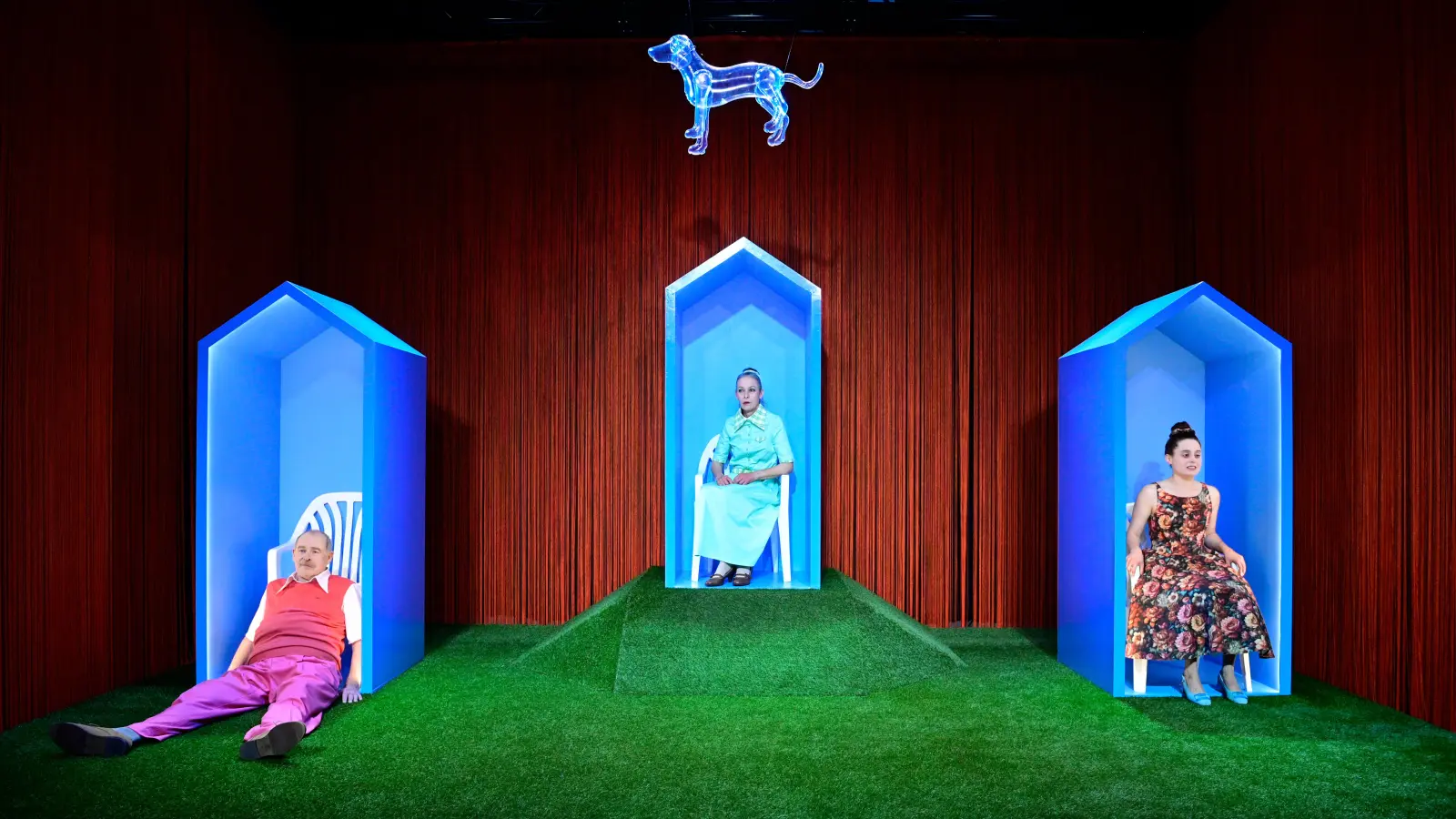 Eingepfercht in ihren Häuschen: Klaus Gramüller als Vater Hugo, Nicole Schneider als Mutter Margo und Anna Woll als Tochter Anne (von links). Und über allen schwebt der Familienhund. (Foto: Jim Albright)