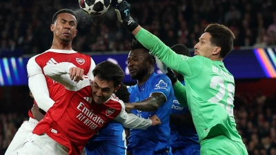 Hielt Bayer lange im Spiel: Torhüter Janis Blaswich (r.) (Foto: Ian Walton/AP/dpa)