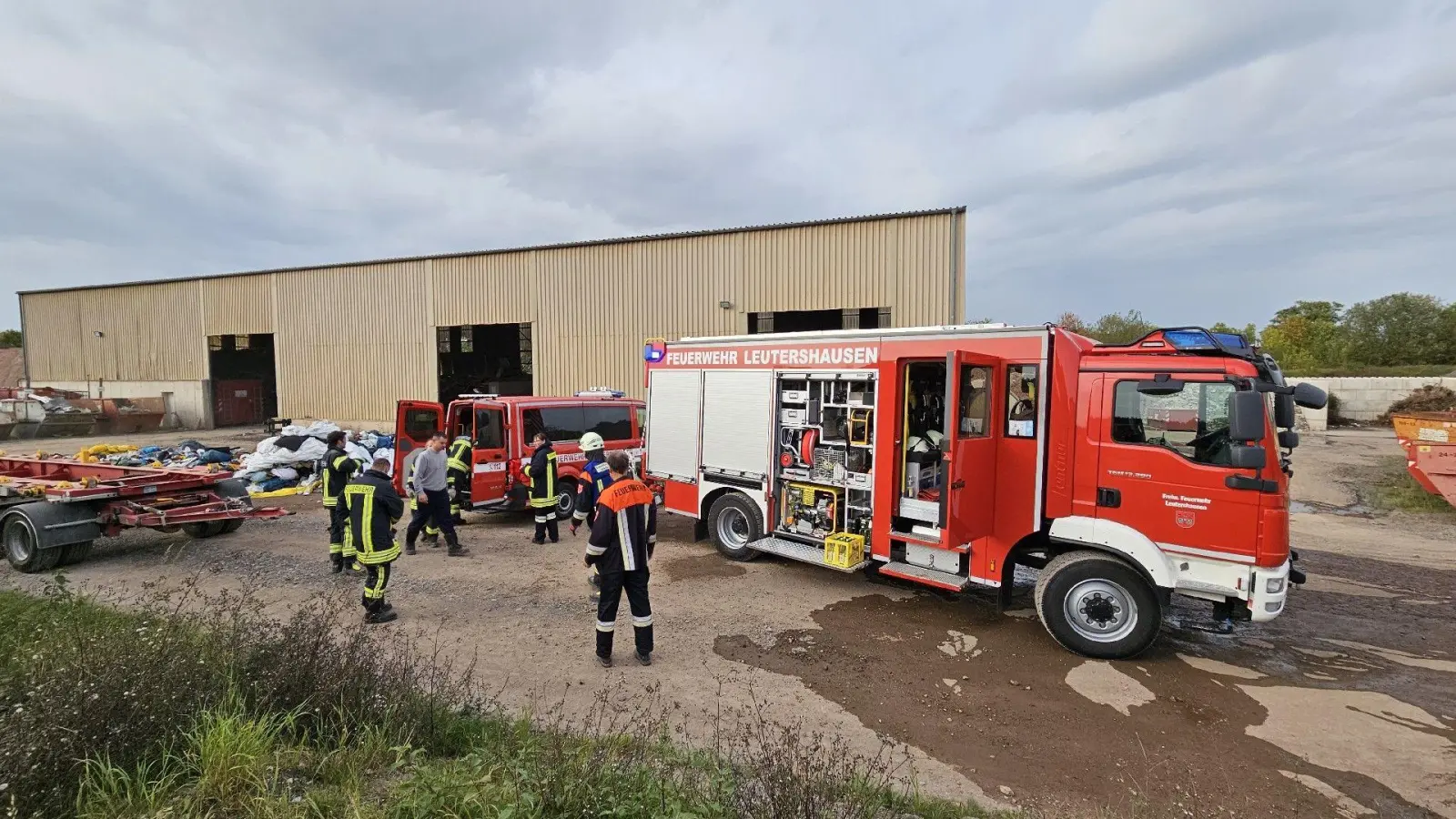 Die Feuerwehr räumte glimmende Abfallhaufen aus der Halle und löschte sie ab. (Foto: Wolfgang Grebenhof)