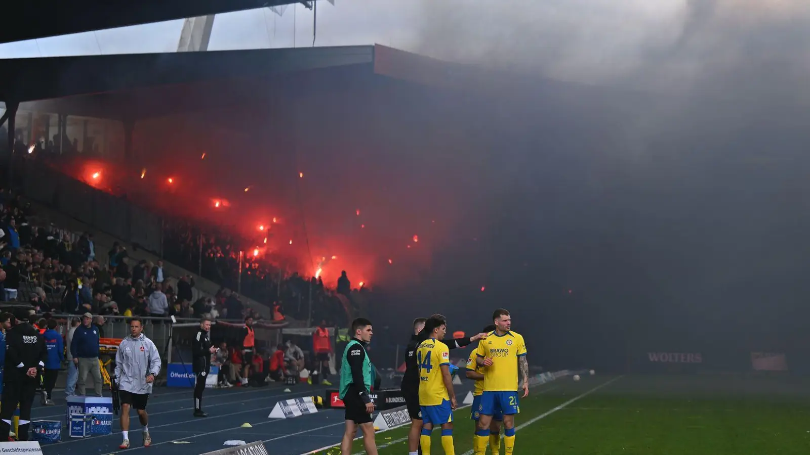 Kurz nach der Pause wurde das Spiel in Braunschweig unterbrochen. (Foto: Swen Pförtner/dpa)