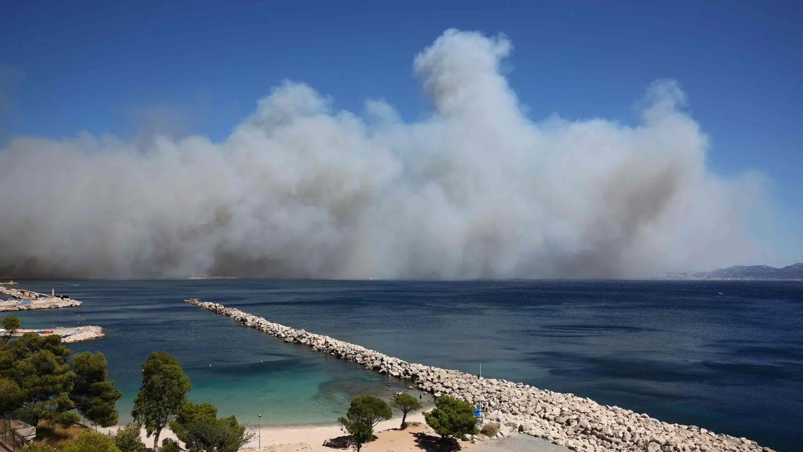 Riesige Rauchwolken versetzen die Bewohner von Marseille in Schrecken. (Foto: Clement Mahoudeau/AFP/dpa)