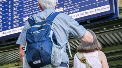 Bei der Bahn kam in der Nacht auf Dienstag wegen einer Funkstörung der gesamte Zugverkehr zum Erliegen. Am Dienstagmorgen lief der Verkehr wieder an. (Archivbild) (Foto: Jason Tschepljakow/dpa)