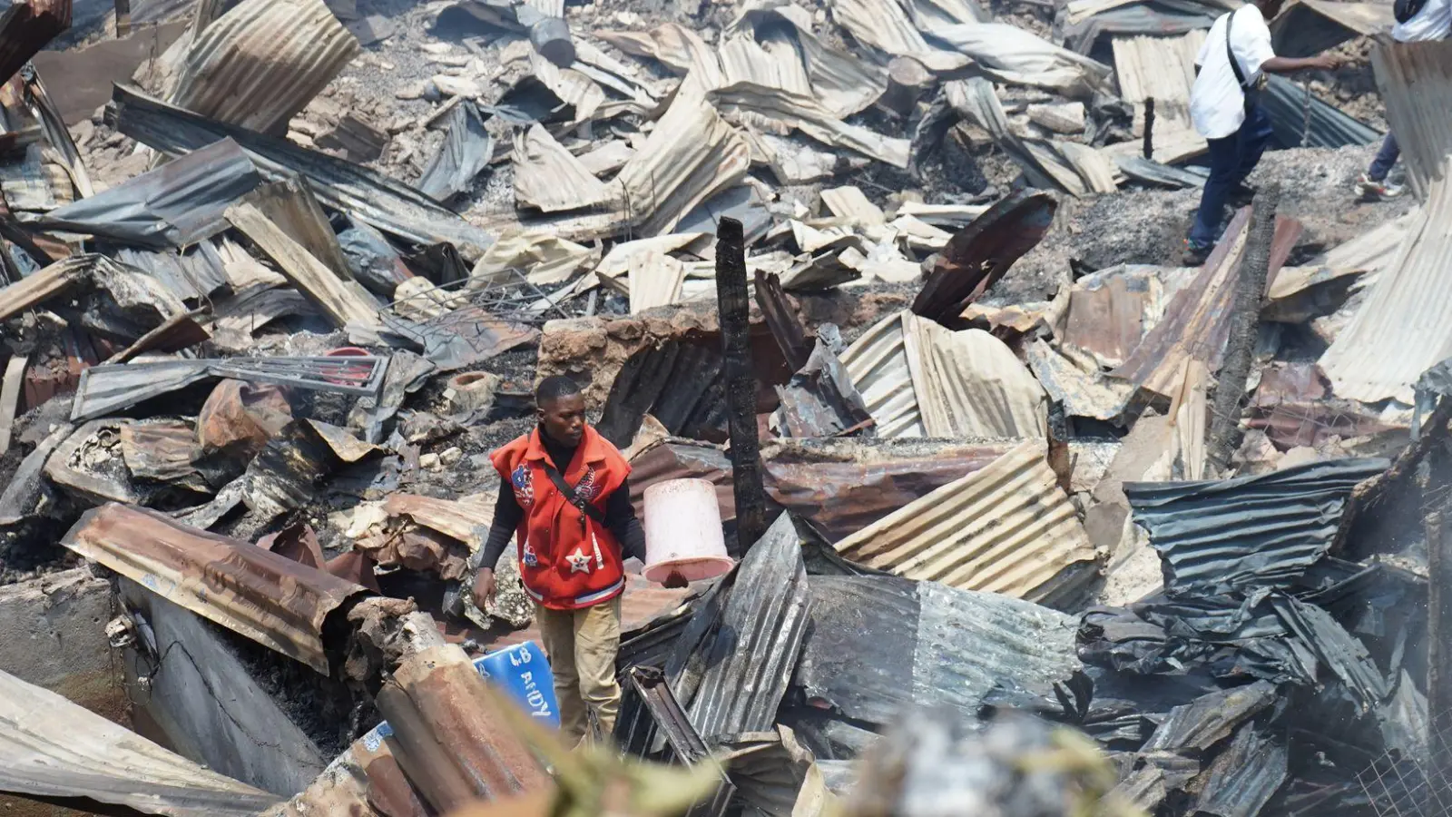 Bei einem Feuer in einem dicht bebauten Wohnviertel in Bukavu brannten auch zwei Schulen ab.  (Foto: --/XinHua/dpa)