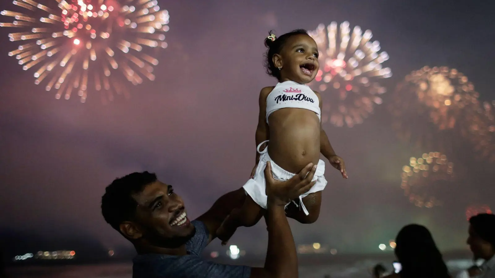 Groß und Klein begrüßen das neue Jahr in Rio.  (Foto: Bruna Prado/AP/dpa)
