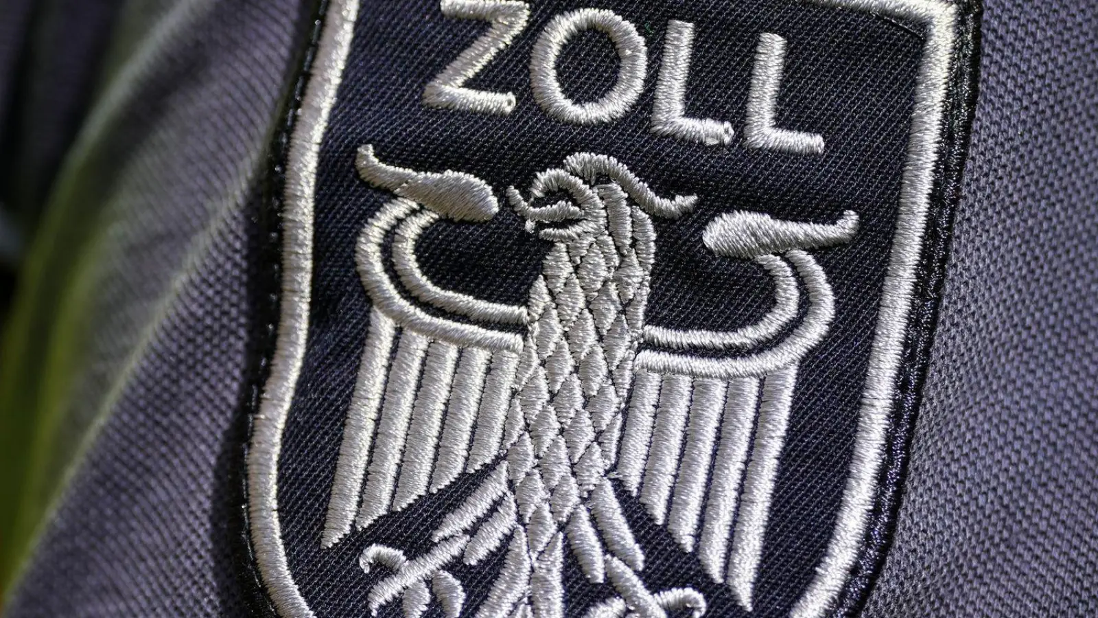 Mehr als 250 Beamte sind bei den Durchsuchungen im Einsatz. (Symbolbild) (Foto: Soeren Stache/dpa)