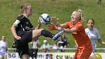 So wird das nichts: Celine Arnold vom SV Weinberg (schwarz) scheitert an Jenas Torhüterin Jasmin Janning. (Foto: Martin Rügner)