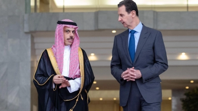 Syriens Präsident Baschar al-Assad (r) empfängt Faisal bin Farhan, Außenminister von Saudi-Arabien, in Damaskus. (Foto: Abdulrahman Al-Abdulsalam/Saudi Press Agency/dpa)