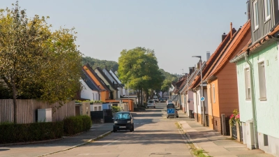 Auf einer Länge von rund 800 Metern wird die Fahrradstraße in der Dombachsiedlung eingerichtet. In diesem Zuge wird der verkehrsberuhigte Bereich, der hier im Moment existiert, aufgelöst. (Foto: Evi Lemberger)