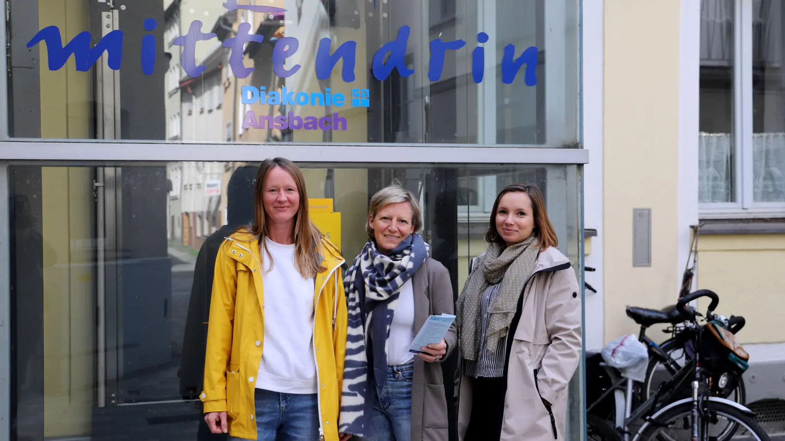 Sie werben um Aufträge für Klientinnen und Klienten des Tageszentrums (von links): Susanne Hartnagel, Nina Goth sowie Christiane Halenke. (Foto: Oliver Herbst)