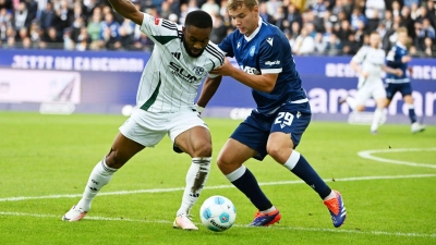 Lasse Günther (r.) und der KSC haben in der laufenden Saison noch nicht verloren. (Foto: Uli Deck/dpa)