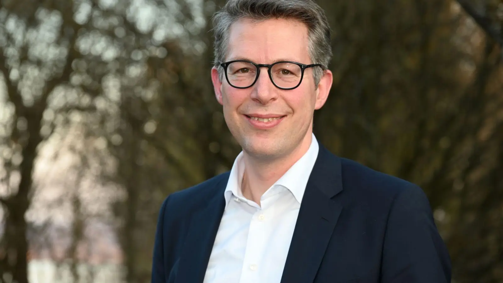 Der Bayerische Kunstminister Markus Blume lächelt. (Foto: Ursula Düren/dpa/Archivbild)