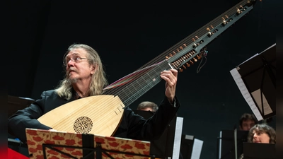 Der amerikanische Lautenist Lee Santana bringt mit der Barock-Sopranistin Antje Rux in der Schlosskapelle fast vergessene Kleinode zu Gehör. (Foto: Holger Schneider)