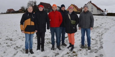 Der Aufsichtsrat und der künftige Betreiber des geplanten Biogas-Blockheizkraftwerks suchen nach einer Lösung, mit der auch die Anwohnerinnen und Anwohner des Projektgebiets leben können (von links am derzeit vorgesehenen Standort: Zweiter Bürgermeister Armin Pfister, Florian Belda, Mischa Bauer, Landwirt Stefan Hammerl und seine Frau Andrea Hammerl sowie Frank Tischer).<br> (Foto: Yvonne Neckermann)
