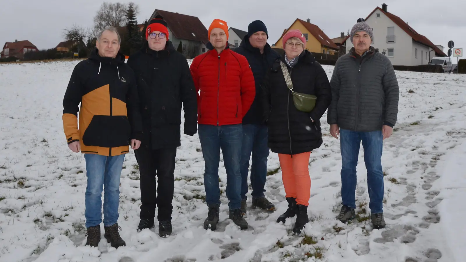 Der Aufsichtsrat und der künftige Betreiber des geplanten Biogas-Blockheizkraftwerks suchen nach einer Lösung, mit der auch die Anwohnerinnen und Anwohner des Projektgebiets leben können (von links am derzeit vorgesehenen Standort: Zweiter Bürgermeister Armin Pfister, Florian Belda, Mischa Bauer, Landwirt Stefan Hammerl und seine Frau Andrea Hammerl sowie Frank Tischer).<br> (Foto: Yvonne Neckermann)