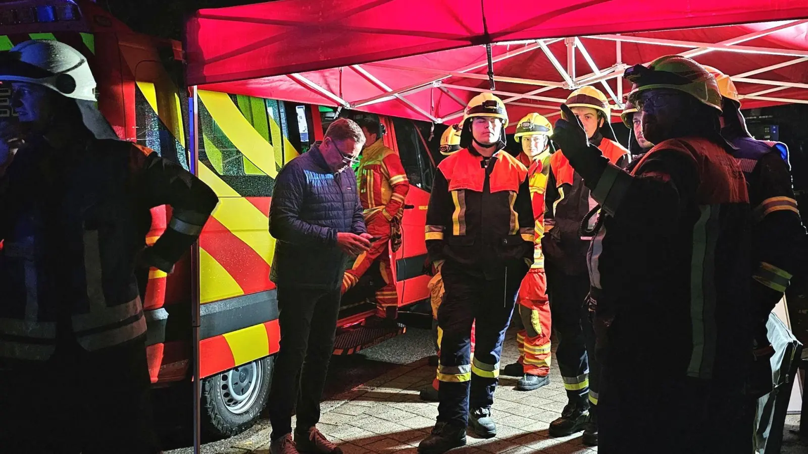 Die Feuerwehr war die ganze Nacht im Einsatz. (Foto: Kilian Pfeiffer/dpa)