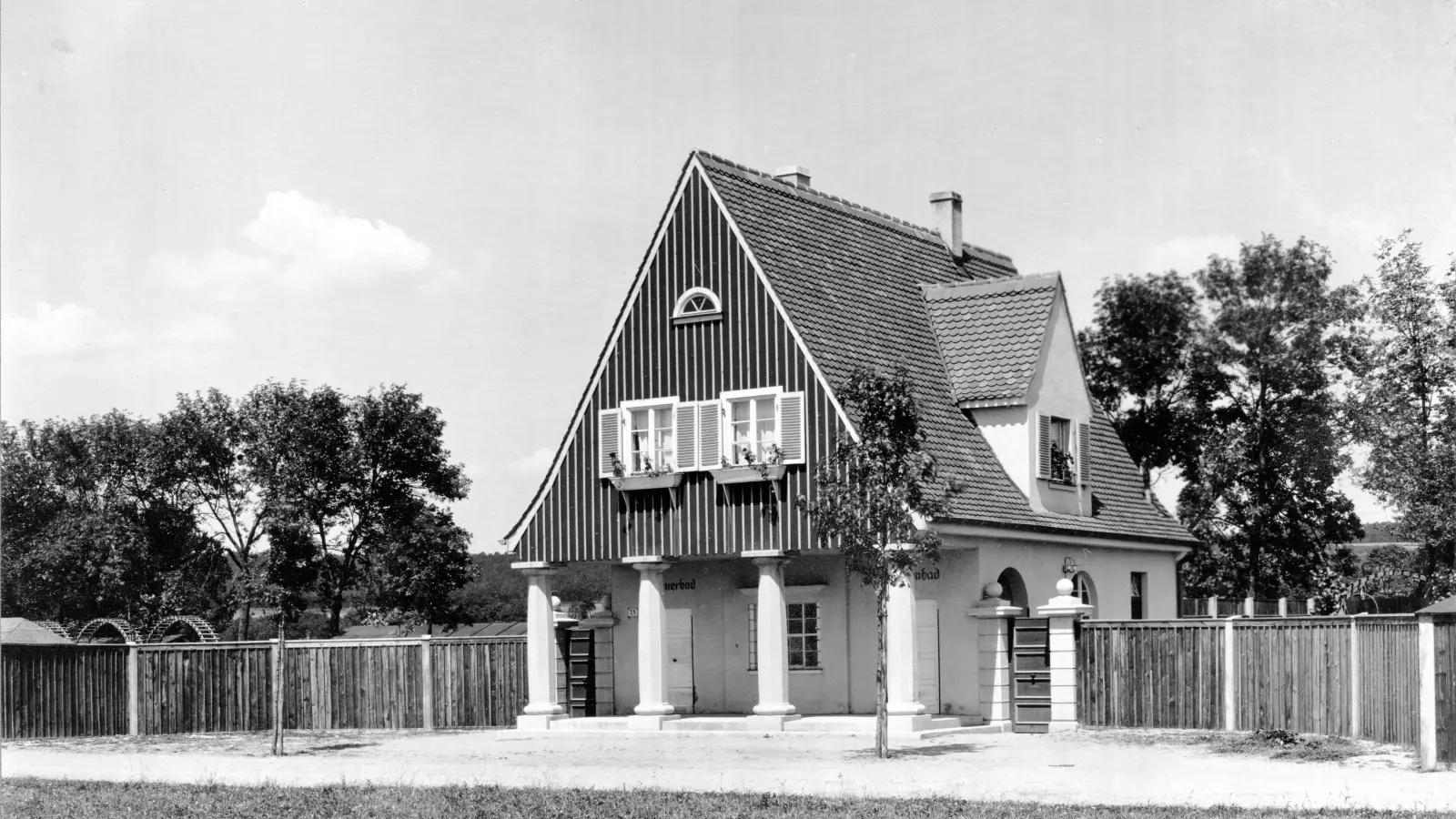 Eine Unterkunft für den „Badewärter“ im Ansbacher Freibad: Das hübsche Häuschen wurde in den Jahren 1924/1925 erbaut. (Repro: Alexander Biernoth)