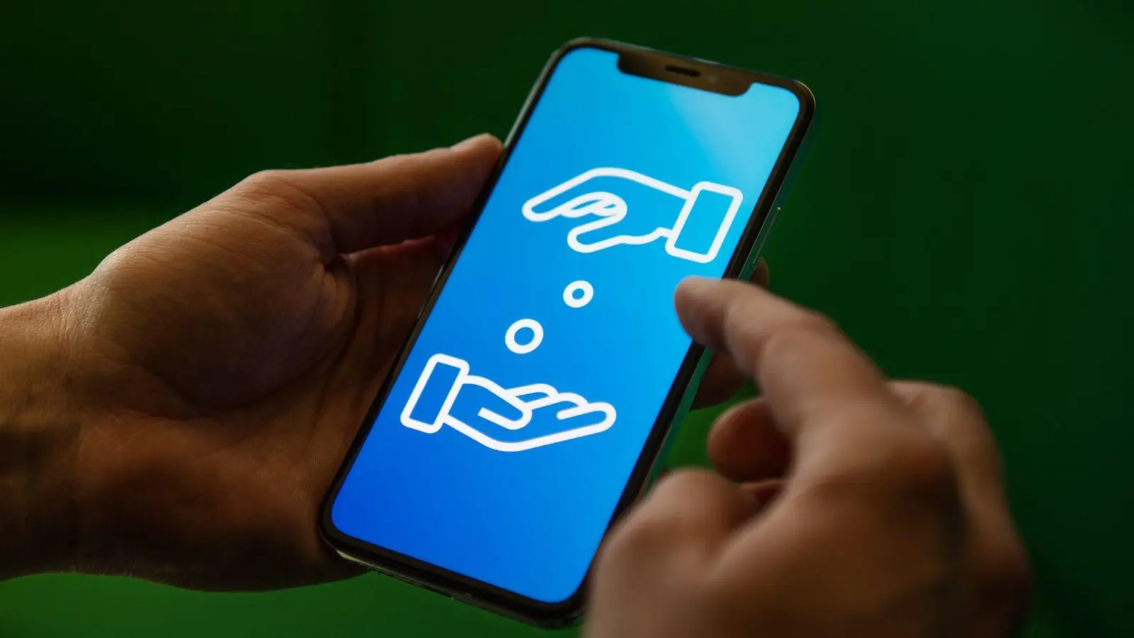 Gutes tun, Gutes bekommen: Wer spendet, kann seine Zuwendung steuerlich geltend machen. (Foto: Zacharie Scheurer/dpa-tmn)