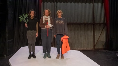 Die Dramaturgin Verena Trottmann, die Kostümbildnerin Astrid Natho und die Regisseurin Britta Kristina Schreiber (von links) haben sich schon mal wie die drei Pinguine auf die Eisscholle gestellt. (Foto: Evi Lemberger)