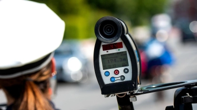Mit 188 statt erlaubter 100 Kilometern pro Stunde erwischte die Polizei einen Autofahrer. (Symbolbild: Daniel Bockwoldt/dpa)