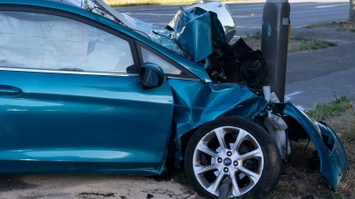 Ein Pkw ist nach einem Unfall schwer beschädigt. Die Kosten für die Autoversicherung sind erheblich gestiegen. (Foto: Arnulf Stoffel/dpa)