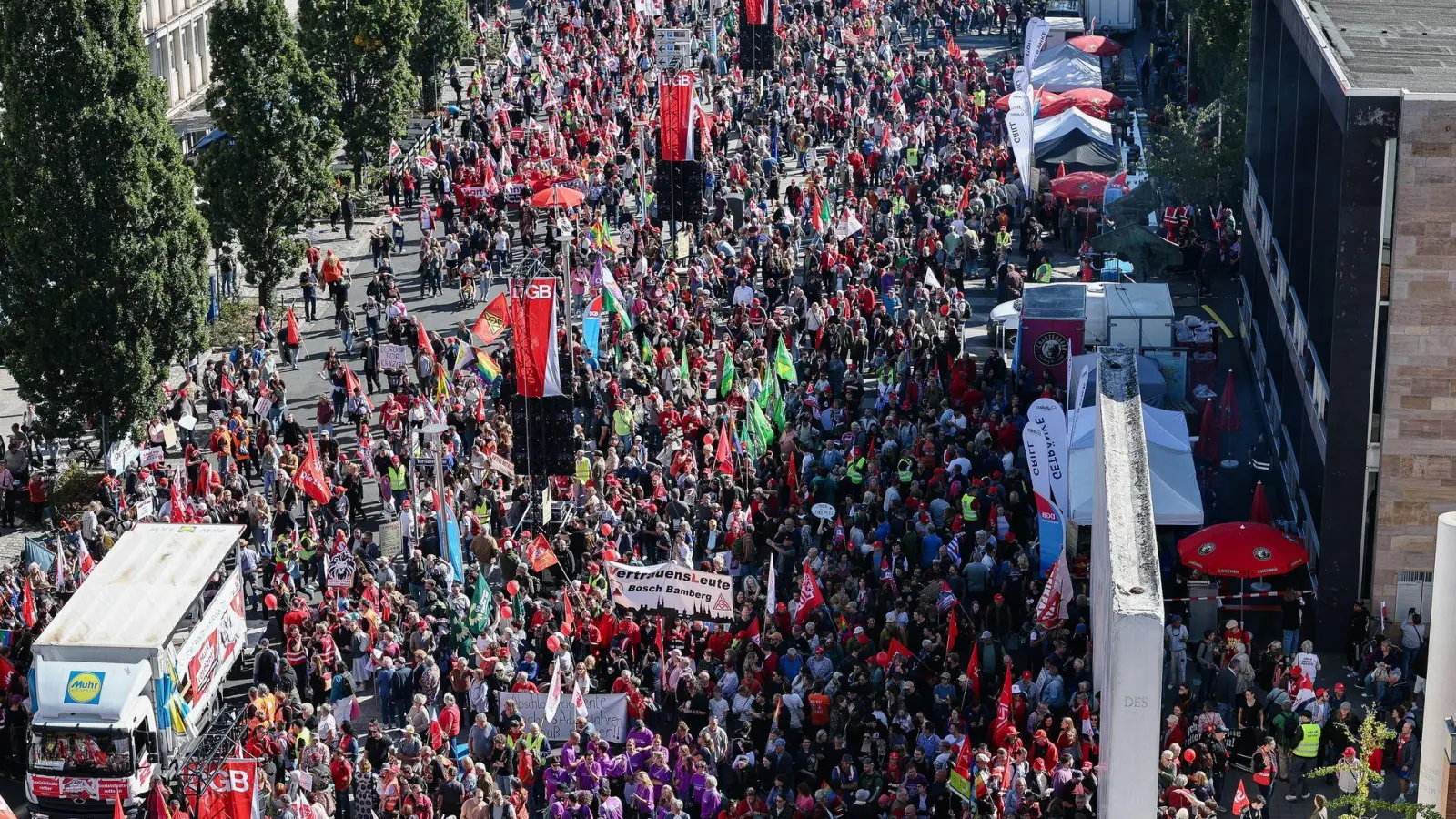 Mehr als 20.000 Menschen haben in Nürnberg gegen den Abbau des Sozialstaats demonstriert.  (Foto: Daniel Löb/dpa)