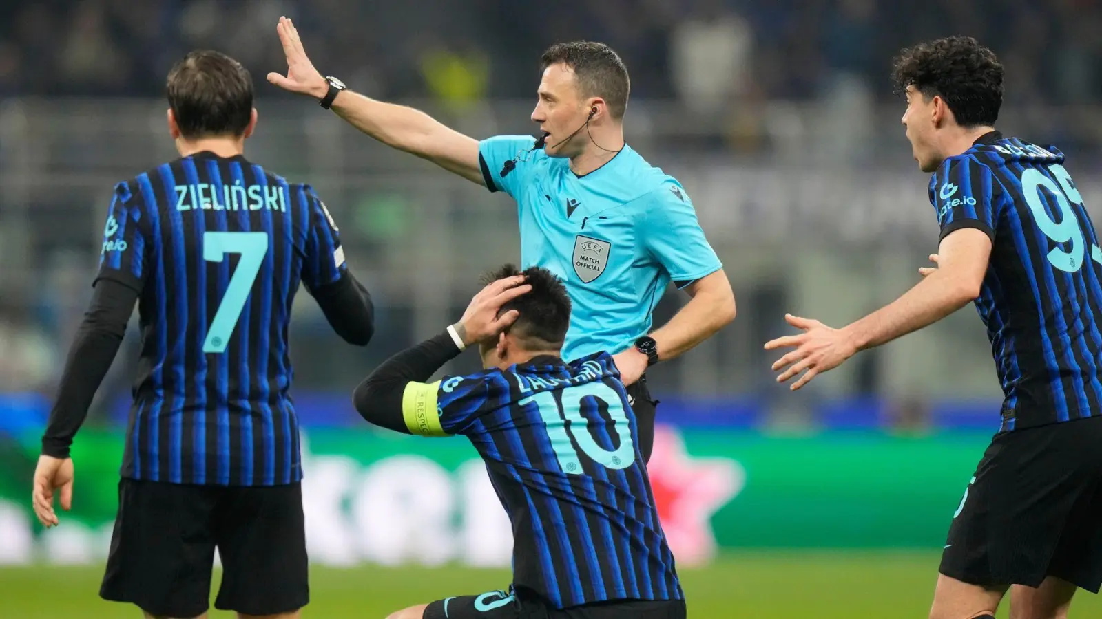 Die Inter-Spieler können Felix Zwayers Entscheidung nicht fassen. (Foto: Luca Bruno/AP/dpa)