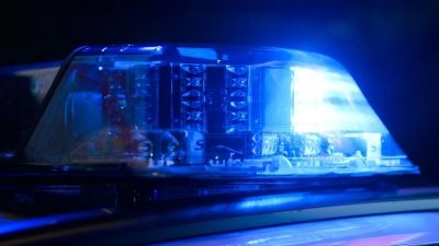 Die Polizei geht davon aus, dass ein Autofahrer bei dem Unfall nicht angegurtet war. (Symbolbild: Julian Stratenschulte/dpa)