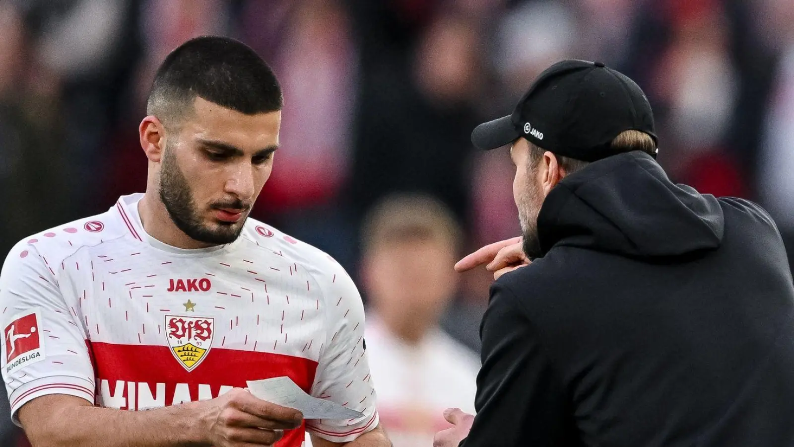 Stuttgarts Trainer Sebastian Hoeneß (r) schwärmt von Torjäger Deniz Undav (l). (Foto: Harry Langer/dpa)