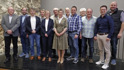 Neun Mitglieder des Stadtrates und drei Ortssprecher wurden von Bürgermeisterin Dorina Jechnerer in der letzten Sitzung ihrer Amtsperiode verabschiedet. (Foto: Günther Holzinger)
