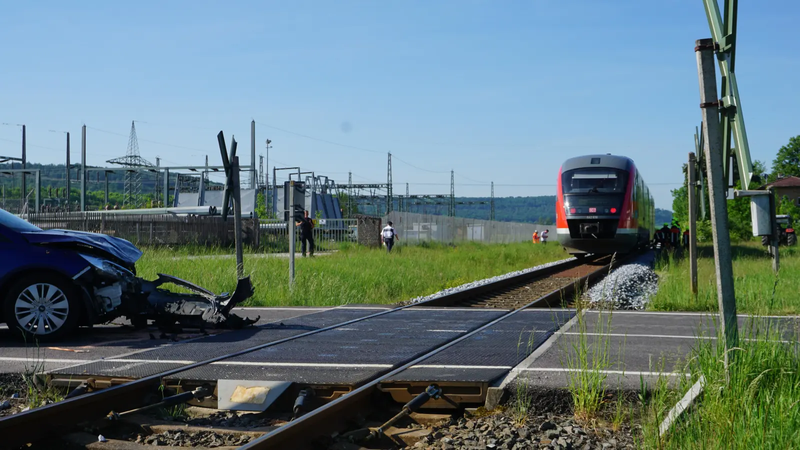 Auf diesem ungesicherten Bahnübergang bei Hartershofen kam es zu dem Unfall mit der Regionalbahn, die vor allem Schüler und Touristen in Richtung Rothenburg beförderte. (Foto: Kai Schlichtermann)