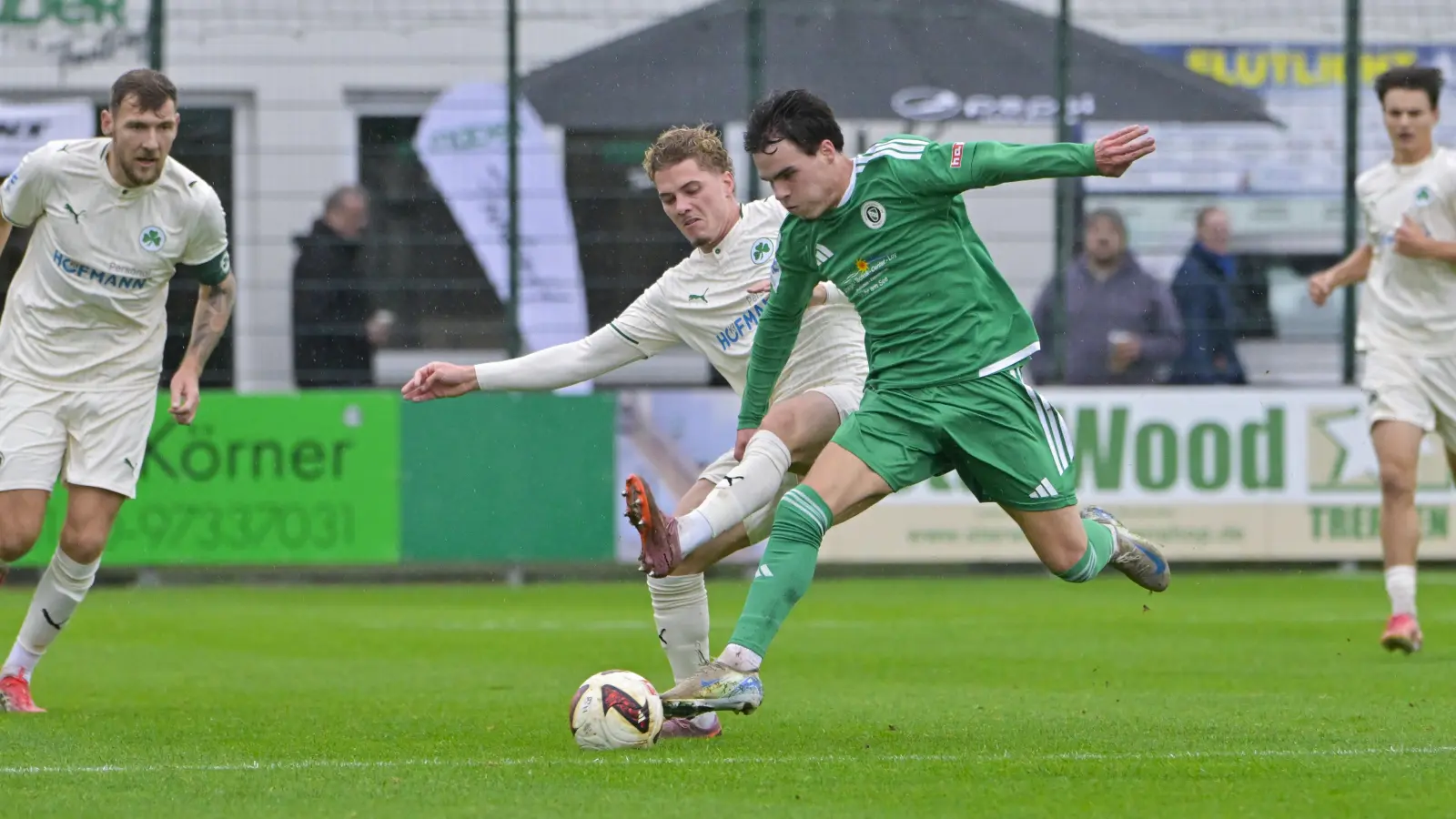 Das Tor von Leon Stauber (grünes Trikot, hier im Zweikampf mit Loris Giandomenico) wurde nicht anerkannt. (Foto: Martin Rügner)