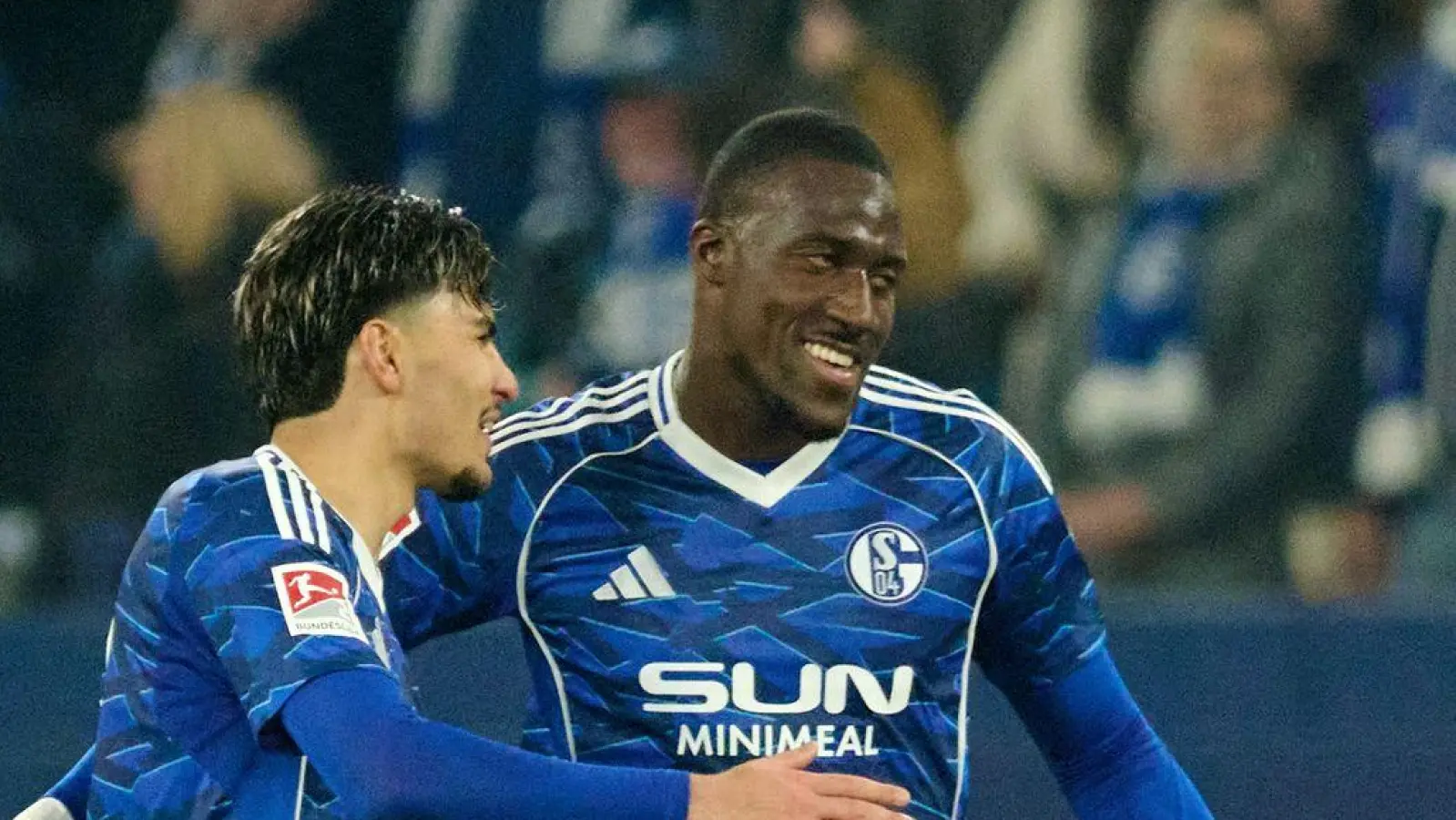 Bryan Lasme (r) schoss Schalke zum Sieg. (Foto: Bernd Thissen/dpa)