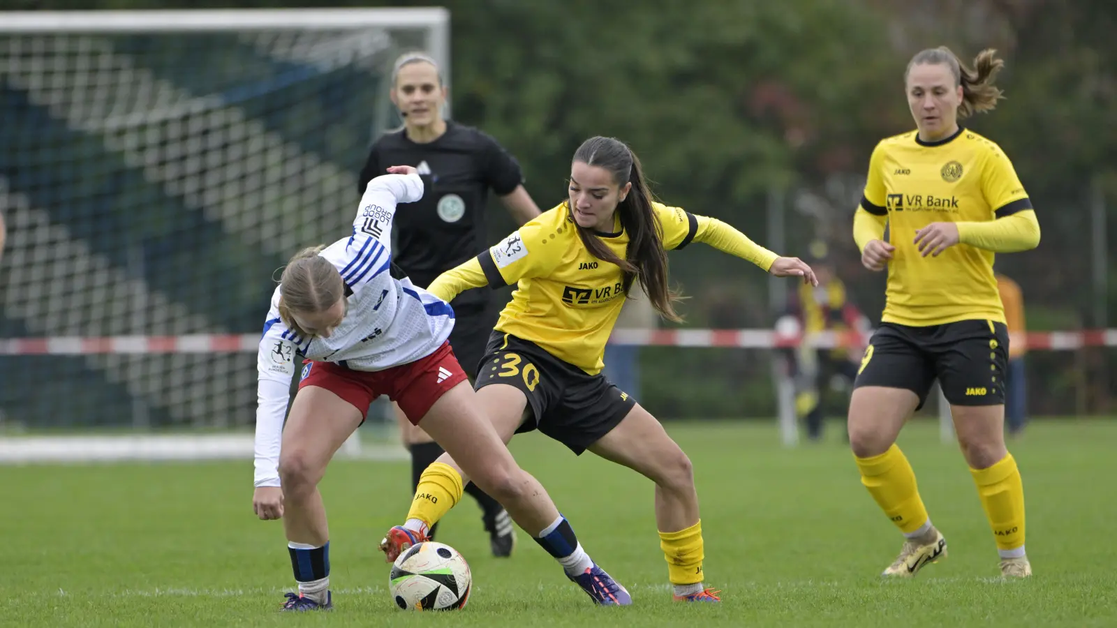 Die Weinbergerin Djellza Istrefaj (Mitte, hier gegen die Hamburgerin Jonna Maj) war im Nationalteam von Albanien im Einsatz. (Foto: Martin Rügner)