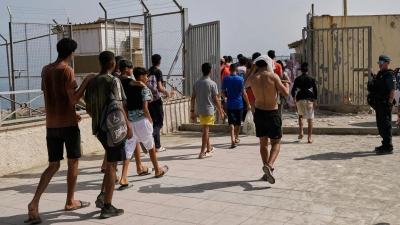 Zehntausende Migranten, die nach Ceuta gelangt waren, kehrten nach Marokko zurück. (Foto: Bernat Armangue/AP/dpa)