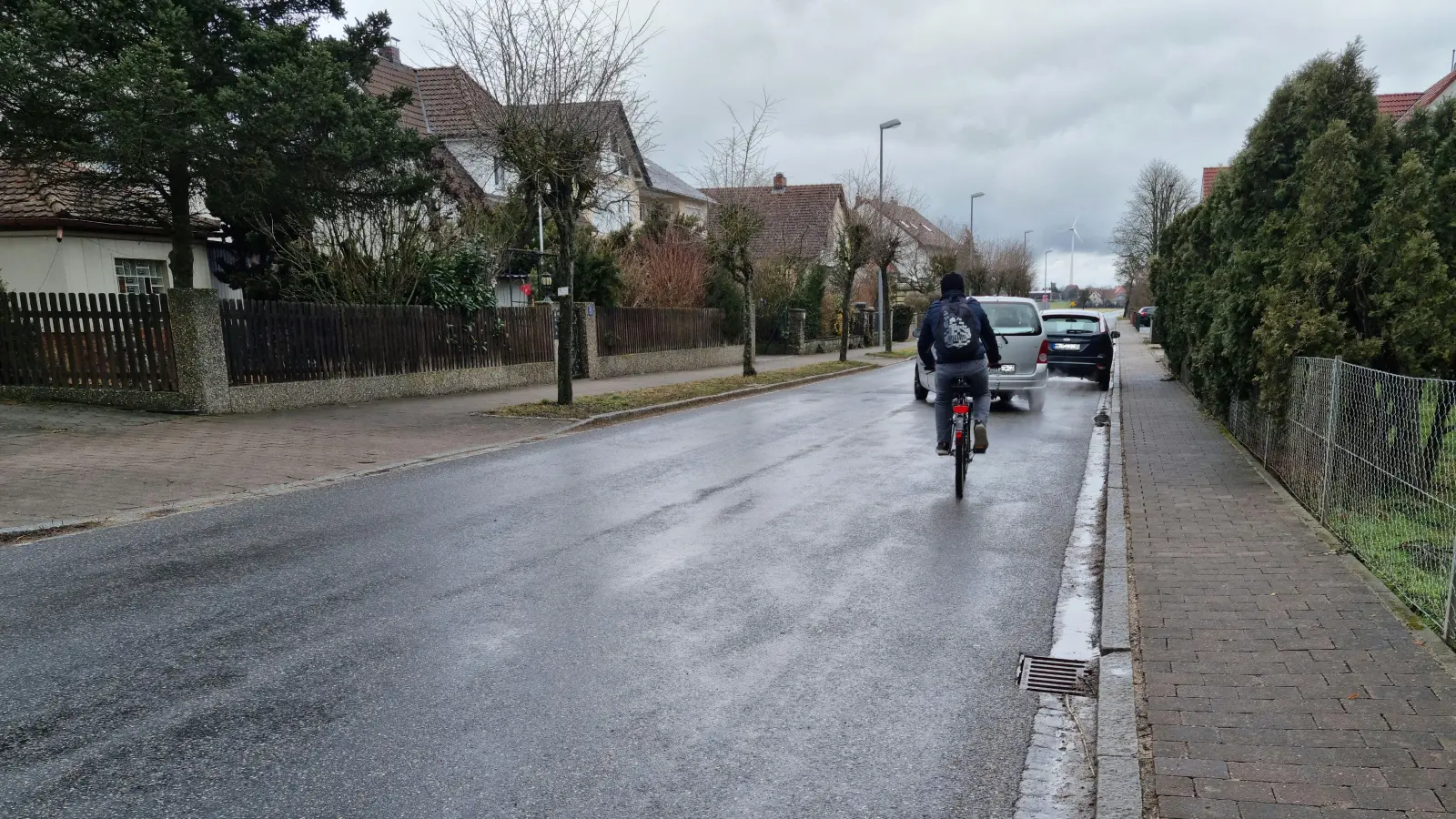 Die rechte Seite der Hauptstraße in Hagenbüchach gilt nicht länger als Mehrzweckstreifen. Aus diesem Grund werden die Fahrzeuge jetzt wieder komplett auf der Fahrbahn abgestellt. (Foto: Rainer Weiskirchen)