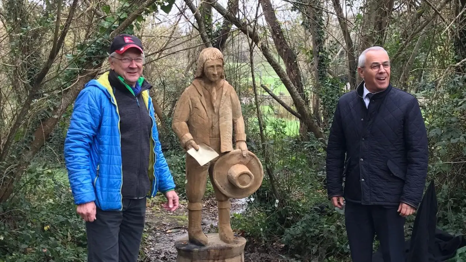 Günter Scheiderer (links) vom Club übergab Bürgermeister Claude Olive die Statue von Kaspar Hauser. (Foto: Elisabeth Scheiderer)