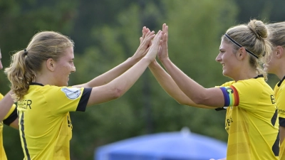 Gut gemacht: Marlene Ganßer (links) und SVW-Torschützin Anna Hofrichter, hier in einem anderen Spiel.  (Foto: Martin Rügner)