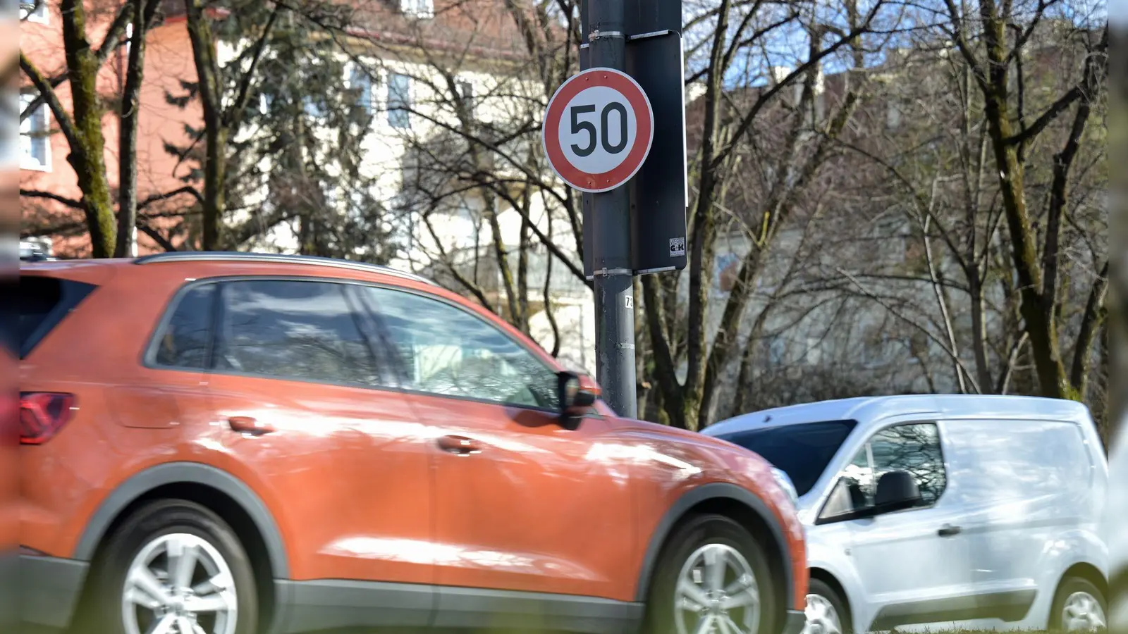Derzeit gilt an der Landshuter Allee weiter Tempo 50 - trotz eines Gerichtsbeschlusses zu Tempo 30. (Archivbild) (Foto: Malin Wunderlich/dpa)