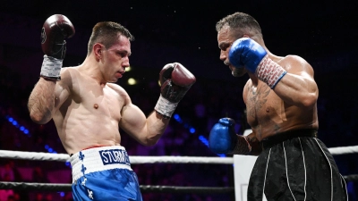 Felix Sturm (l) im Kampf gegen Sükrü Altay im Halbschwergewicht. (Foto: Marijan Murat/dpa)